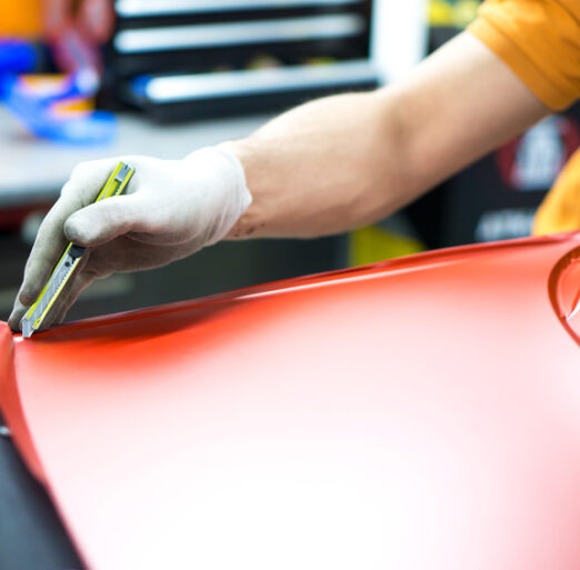 Werbetechnik / Folie schneiden bei Vollfolierung eines Autos